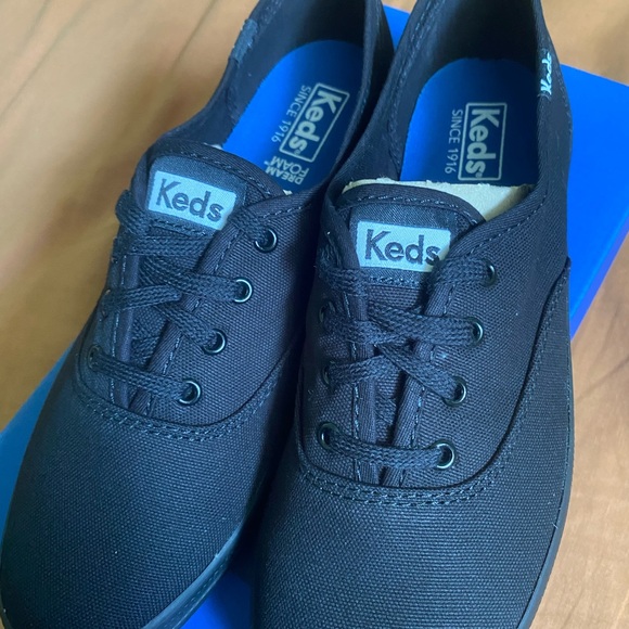 Keds Women’s 7 tennis shoes - Picture 2 of 4